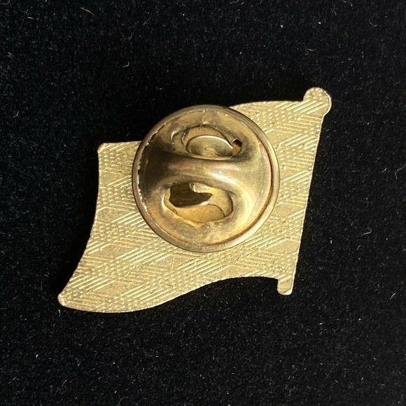 Vintage Enamel US Flag Pin For Lapel Hat Lanyard Patriotic American Pinback - Picture 3 of 5